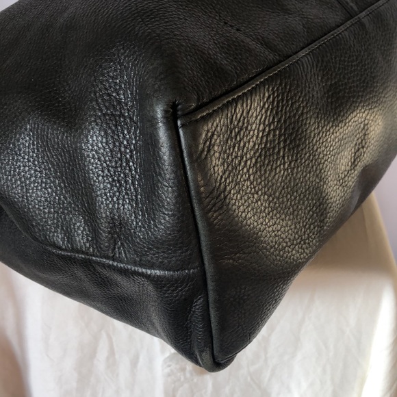 VINCE CAMUTO black pebble leather large shoulder handbag. - Picture 11 of 16